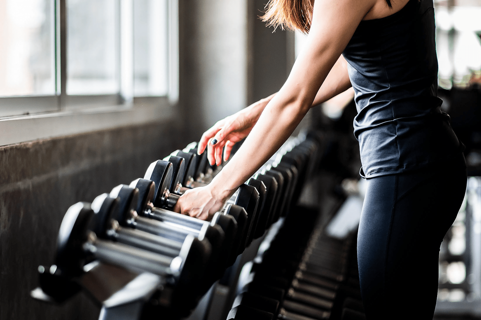Không nên căng cơ trước khi tập gym